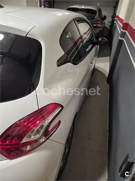 Usado Peugeot 208 Allure 120 CV (88 kW) 2013 Blanco Utilitario