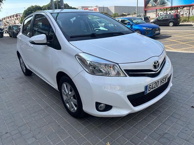 Usado Toyota Yaris Active 69 CV (50 kW) 2013 Blanco Berlina