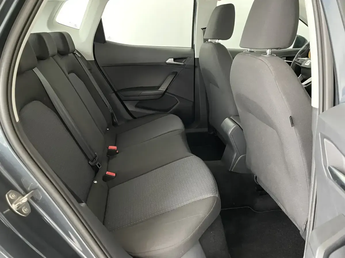 Usado Seat Arona Style 110 CV (80 kW) 2023 Gris SUV