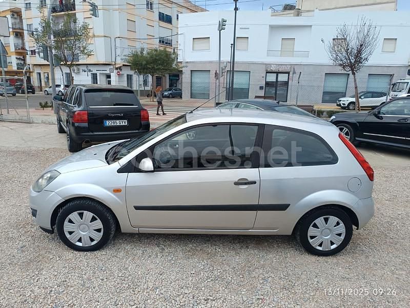 Usado Ford Fiesta Ambiente 68 CV (50 kW) 2007 Gris / plata Berlina