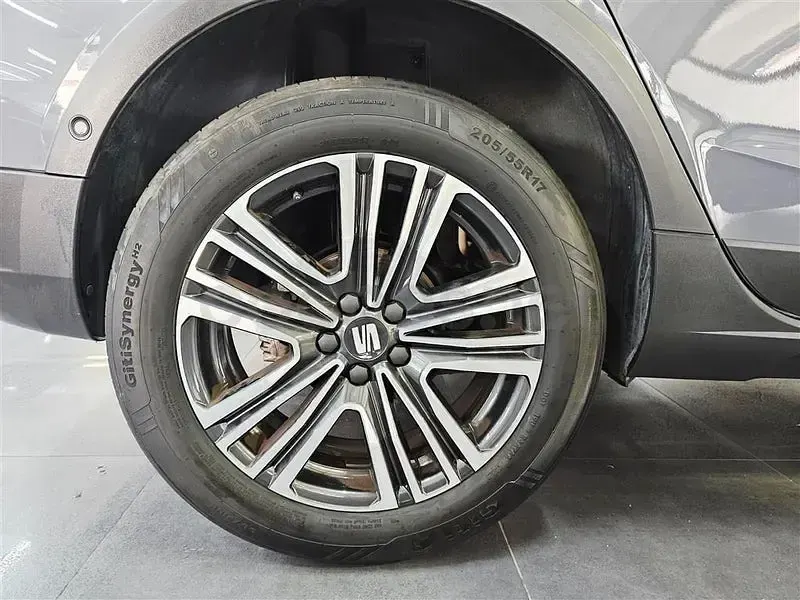Usado Seat Arona FR 115 CV (84 kW) 2025 Gris / plata SUV