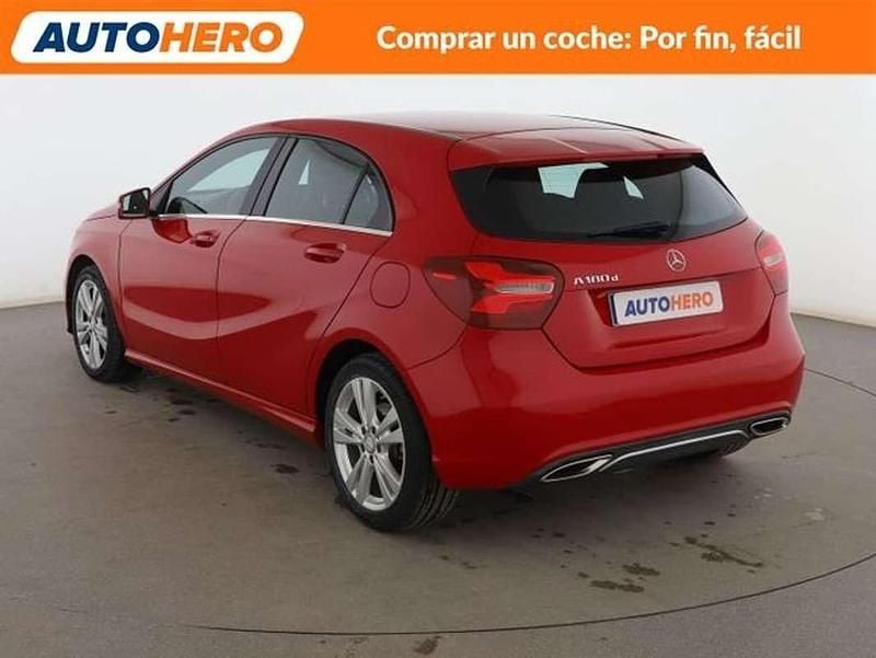 Usado Mercedes A180 Urban 110 CV (80 kW) 2016 Rojo Berlina