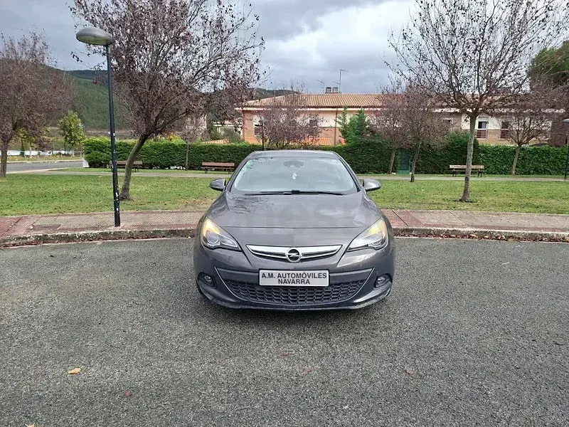 Usado Opel Astra GTC Selective 130 CV (95 kW) 2014 Gris / plata Berlina