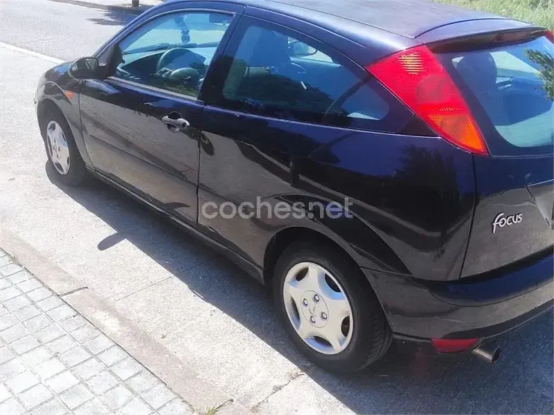 Usado Ford Focus Trend 100 CV (73 kW) 2003 Negro Berlina