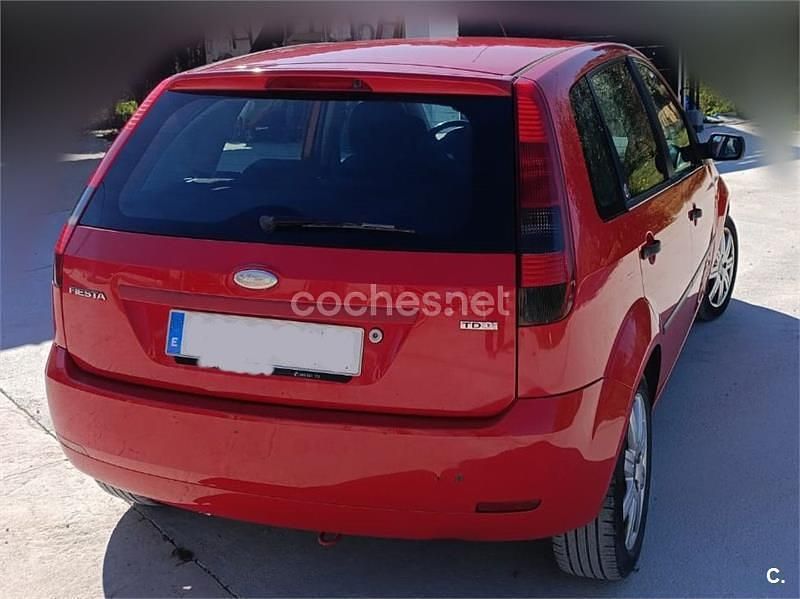 Usado Ford Fiesta Ghia 68 CV (50 kW) 2004 Rojo Utilitario