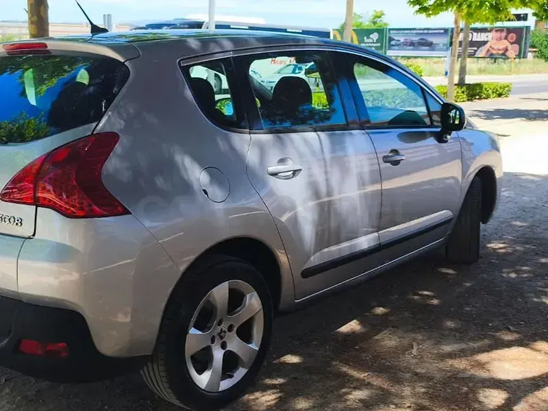 Usado Peugeot 3008 Access 112 CV (82 kW) 2011 Gris / plata Familiar