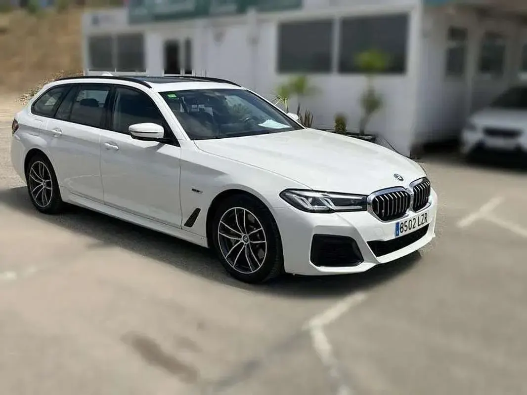 Usado BMW 530e Comfort Edition 292 CV (214 kW) 2022 Blanco Familiar