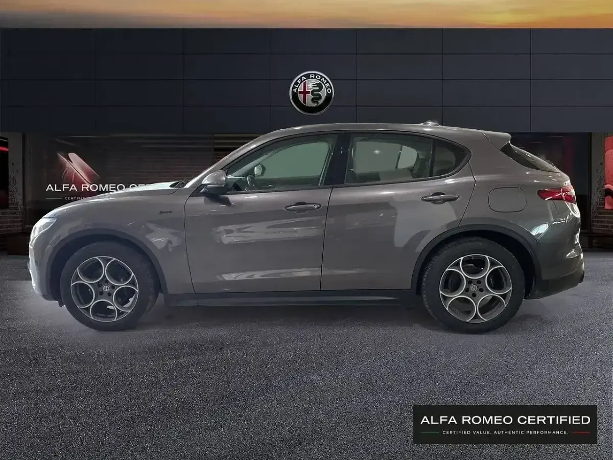Usado Alfa Romeo Stelvio Sprint 190 CV (139 kW) 2020 Gris SUV