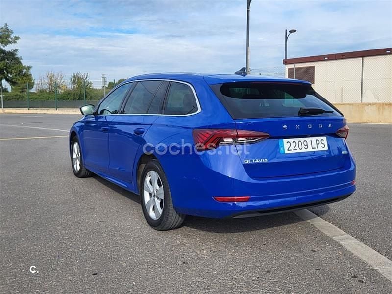 Usado Skoda Octavia G-TEC Ambition 131 CV (96 kW) 2021 Azul Familiar