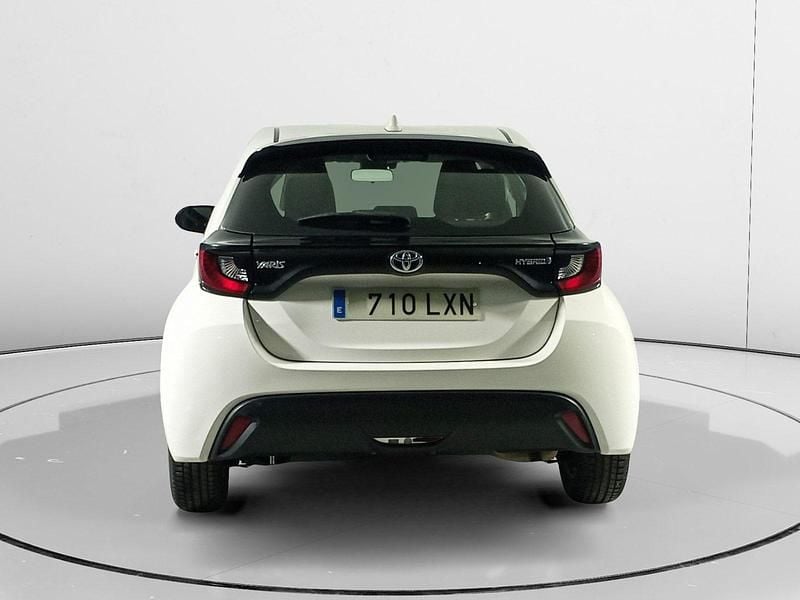 Usado Toyota Yaris Hybrid Business Edition 117 CV (86 kW) 2022 Blanco Utilitario