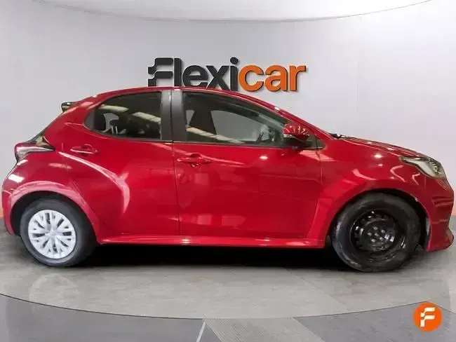 Usado Toyota Yaris Hybrid Active 116 CV (85 kW) 2023 Rojo