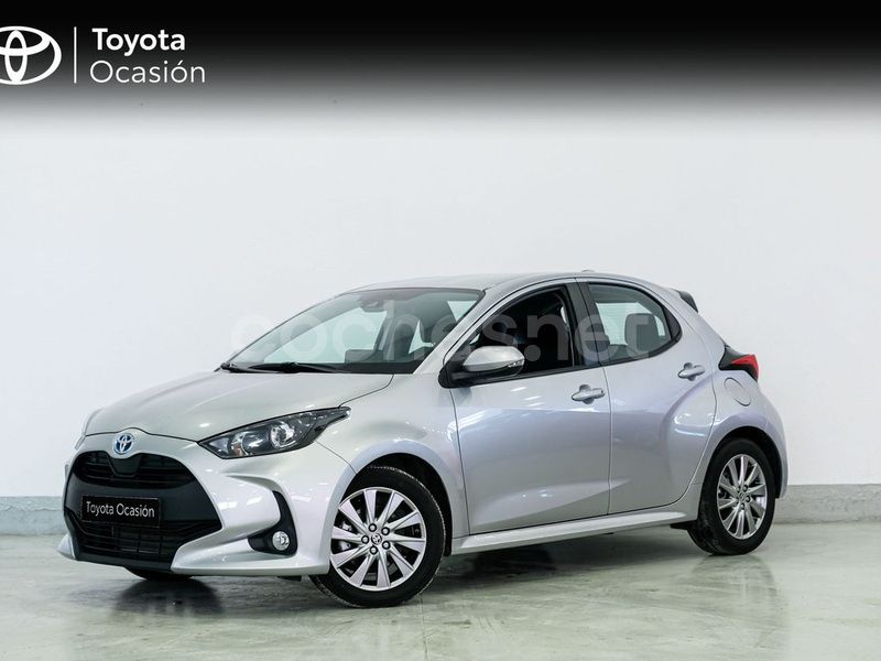 Gris Usado 2024 Toyota Yaris Hybrid Active Berlina | 23.250 € (Precio justo) - Imagen 1/4