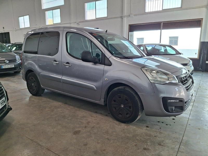 Usado Peugeot Partner Tepee Active 100 CV (73 kW) 2017 Gris Monovolumen