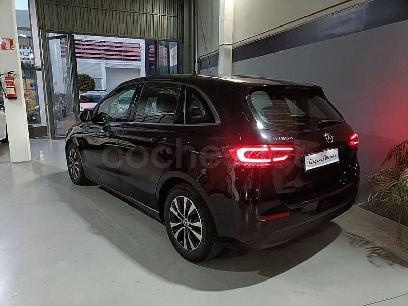 Usado Mercedes B180 116 CV (85 kW) 2020 Negro Monovolumen