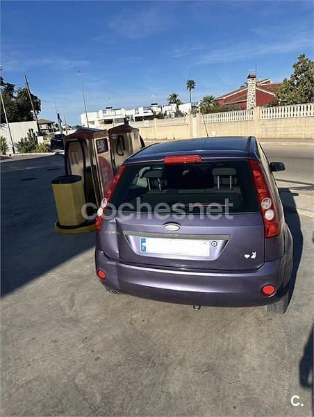 Usado Ford Fiesta Trend 80 CV (58 kW) 2006 Azul Utilitario