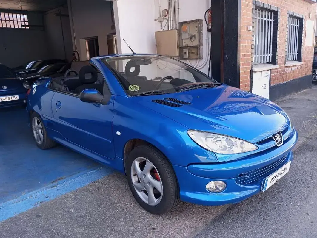 Usado Peugeot 206 CC 109 CV (80 kW) 2003 Azul Descapotable