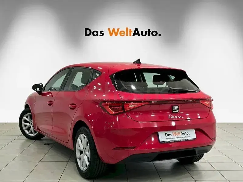 Usado Seat Leon Style 110 CV (80 kW) 2022 Rojo Berlina