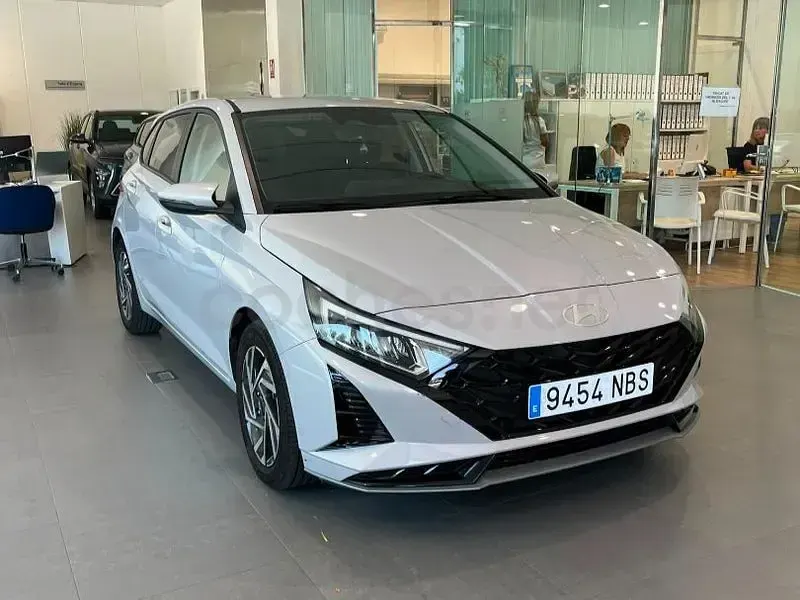 Usado Hyundai i20 100 CV (73 kW) 2025 Gris / plata Utilitario