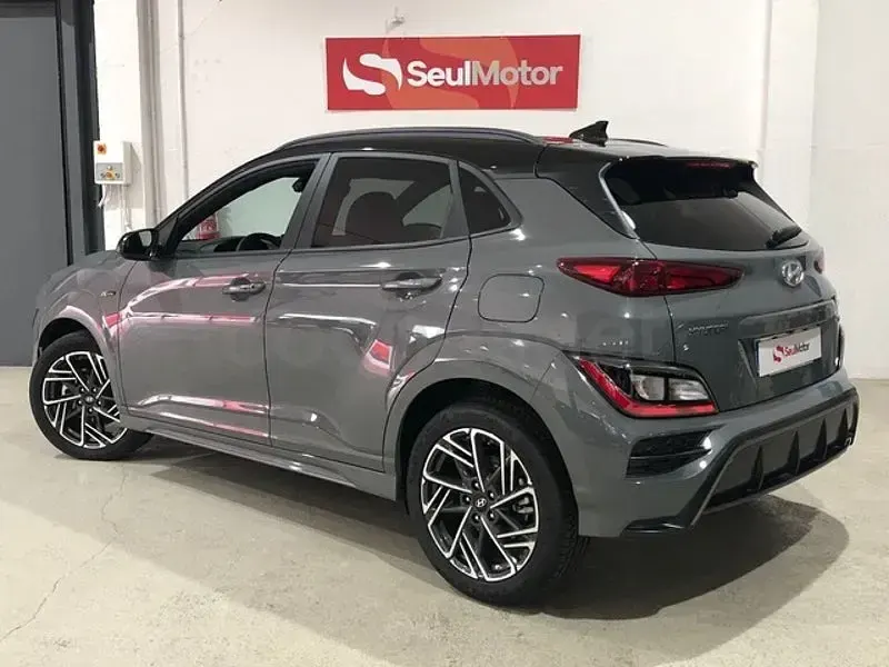 Usado Hyundai Kona N Line 120 CV (88 kW) 2022 Gris / plata SUV