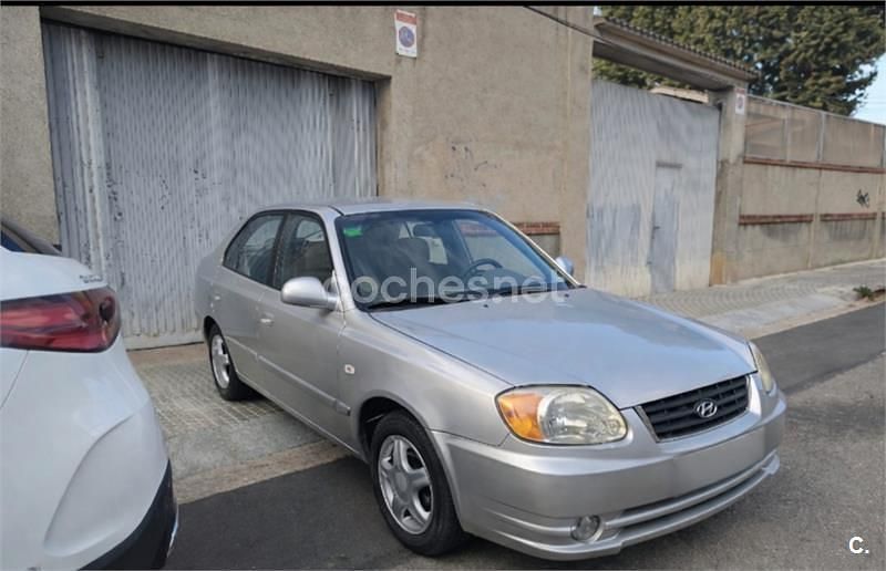 Usado Hyundai Accent GLS 105 CV (77 kW) 2003 Gris / plata Berlina