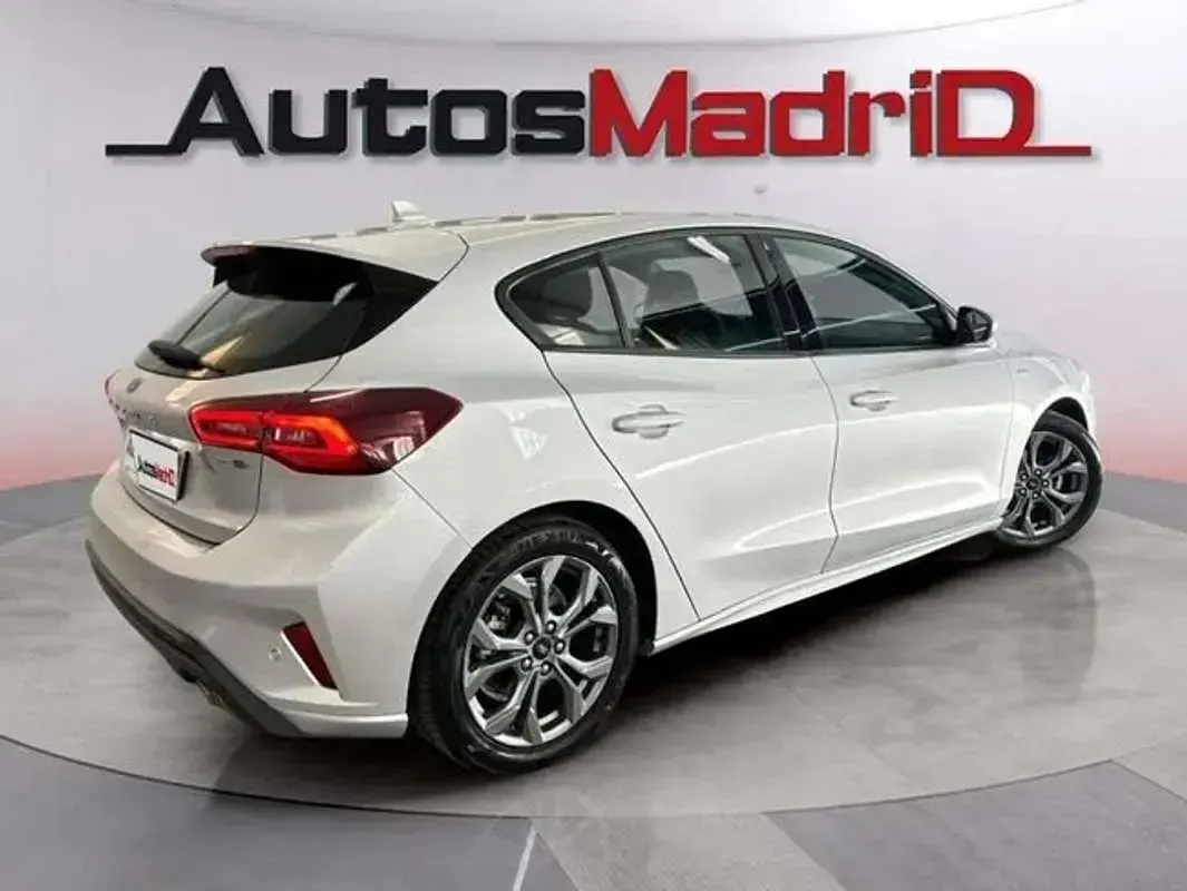 Usado Ford Focus ST-Line 126 CV (92 kW) 2023 Gris / plata Berlina
