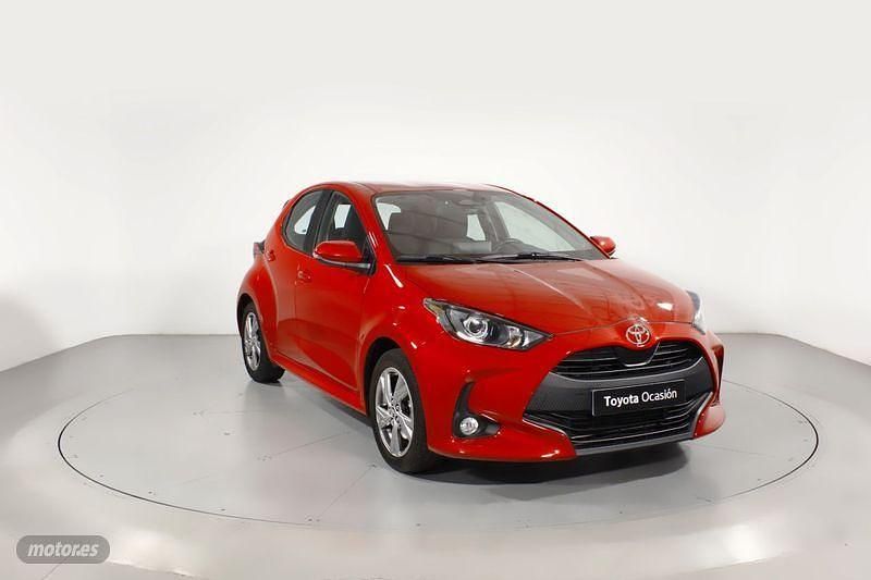 Rojo Usado 2024 Toyota Yaris Hybrid Active Berlina | 22.600 € (Un poco caro) - Imagen 1/4