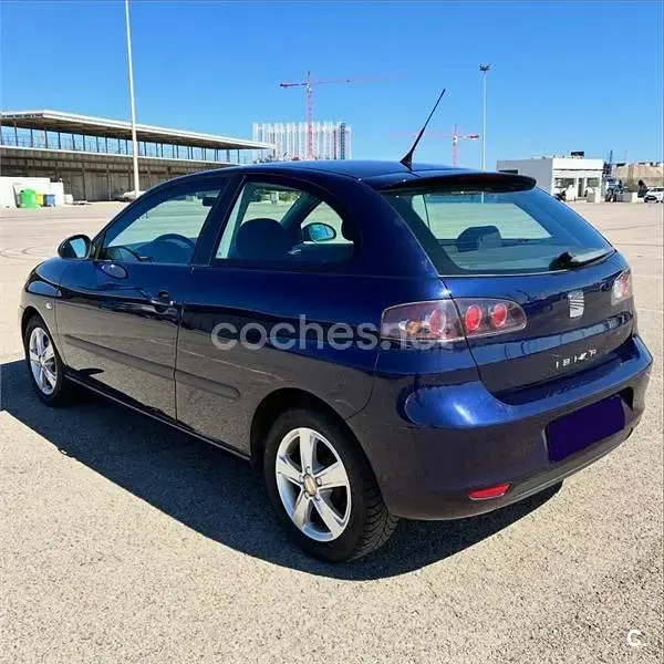 Usado Seat Ibiza Reference 70 CV (51 kW) 2009 Azul Berlina