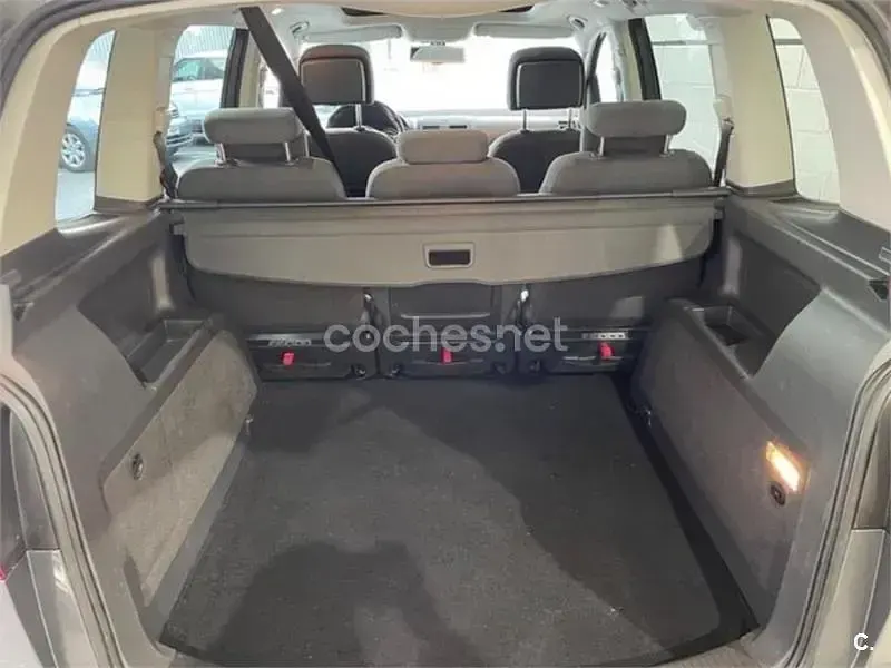 Usado VW Touran Advance 140 CV (102 kW) 2013 Gris / plata Monovolumen