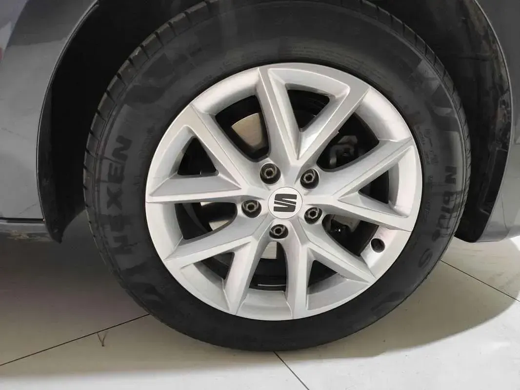 Usado Seat Leon Style 150 CV (110 kW) 2024 Gris Berlina