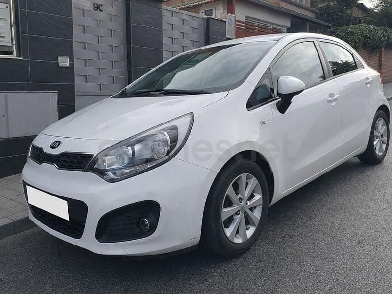 Usado Kia Rio 85 CV (62 kW) 2014 Blanco Berlina