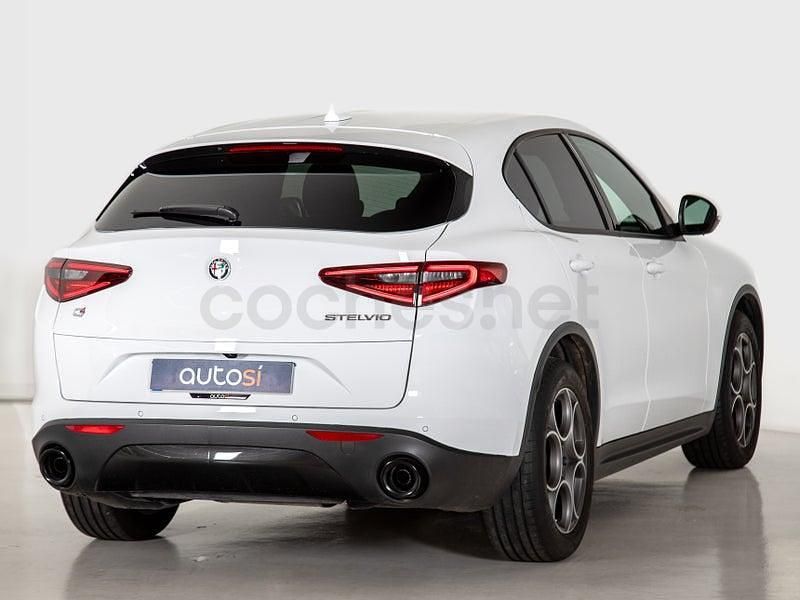 Usado Alfa Romeo Stelvio Sprint 190 CV (139 kW) 2022 Blanco SUV