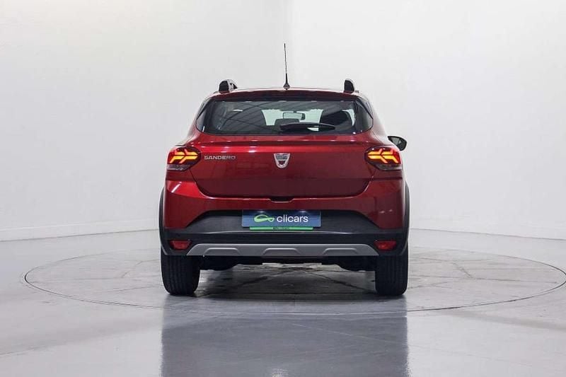 Usado Dacia Sandero Essentiel 101 CV (74 kW) 2021 Rojo Utilitario