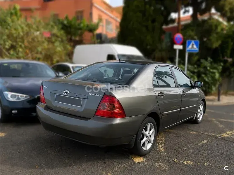 Usado Toyota Corolla Terra 110 CV (80 kW) 2005 Marrón Berlina
