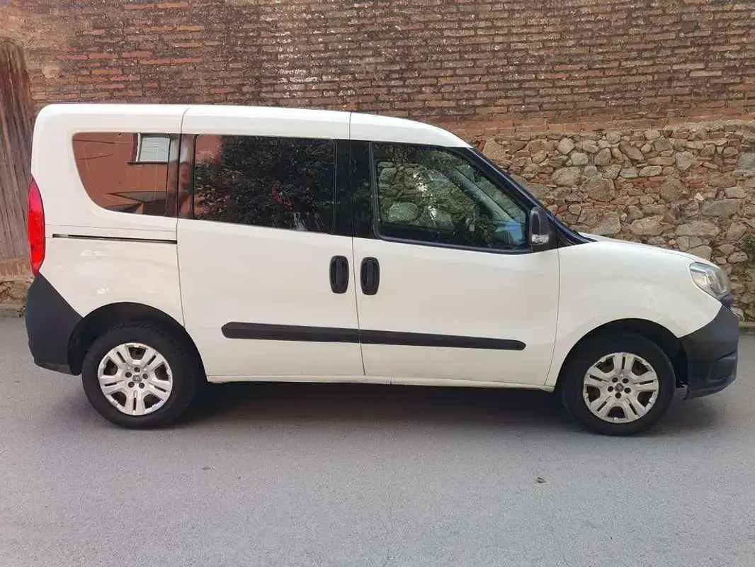 Usado Fiat Doblò Pop 95 CV (69 kW) 2017 Blanco Monovolumen