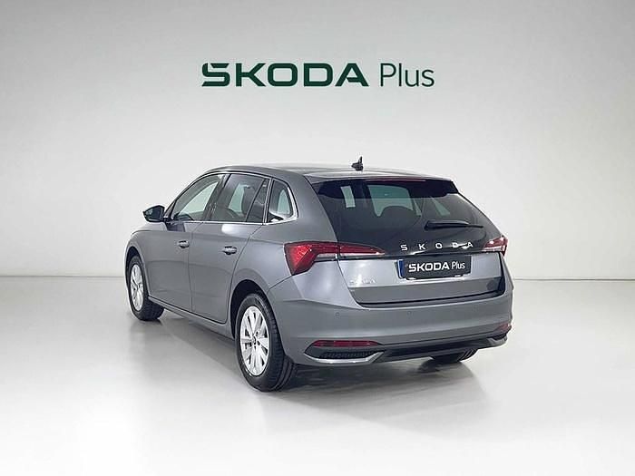 Gris Usado 2025 Skoda Scala Selection Utilitario | 21.600 € (Precio justo) - Imagen 1/4
