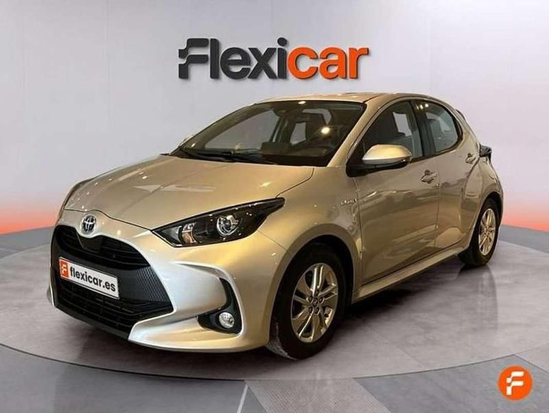 Usado Toyota Yaris Hybrid Business Edition 116 CV (85 kW) 2021 Gris Utilitario