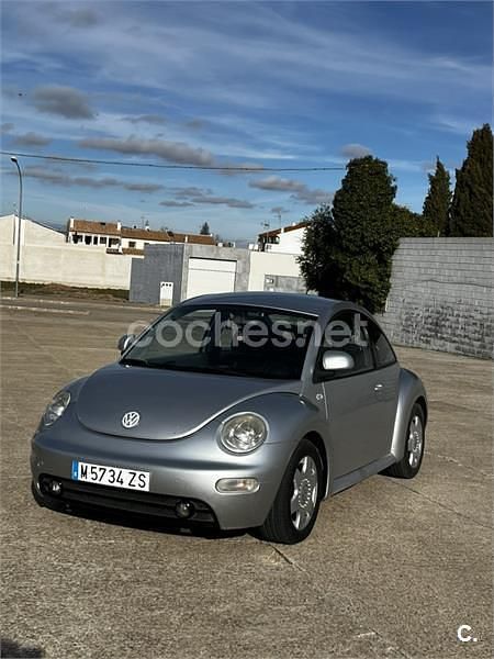 Usado VW New Beetle 100 CV (73 kW) 2000 Gris / plata Utilitario