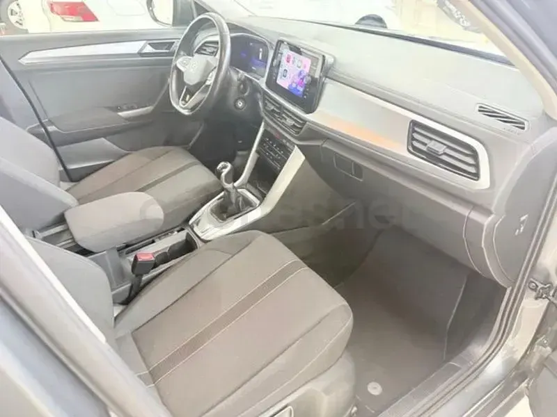 Usado VW T-Roc Life 115 CV (84 kW) 2023 Gris / plata SUV