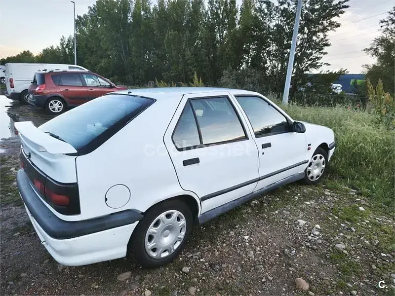 Usado Renault R9 93 CV (68 kW) 1995 Blanco Berlina