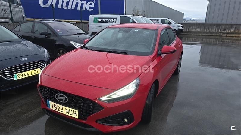 Usado Hyundai i30 120 CV (88 kW) 2025 Rojo Berlina