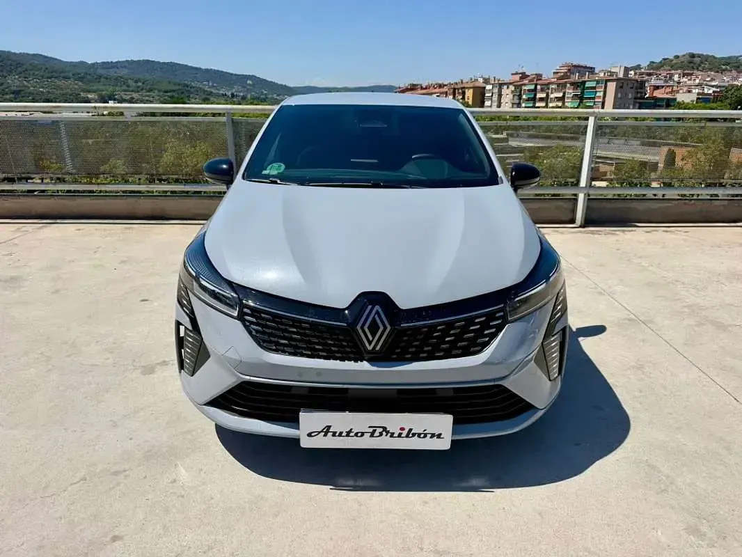 Usado Renault Clio Techno 91 CV (66 kW) 2025 Gris Utilitario