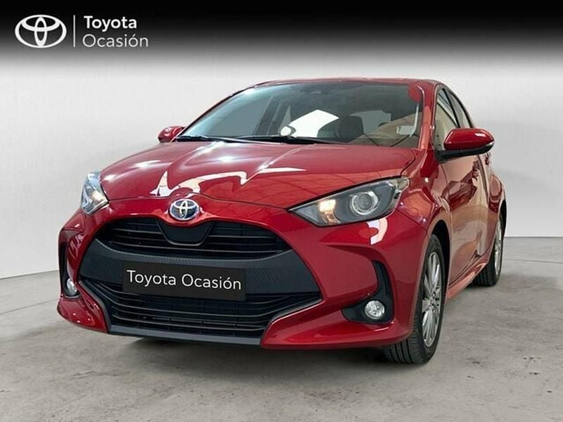 Rojo Usado 2024 Toyota Yaris Hybrid Active Berlina | 22.750 € (Precio justo) - Imagen 1/4