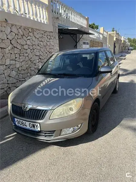 Usado Skoda Fabia 60 CV (44 kW) 2010 Beige Berlina