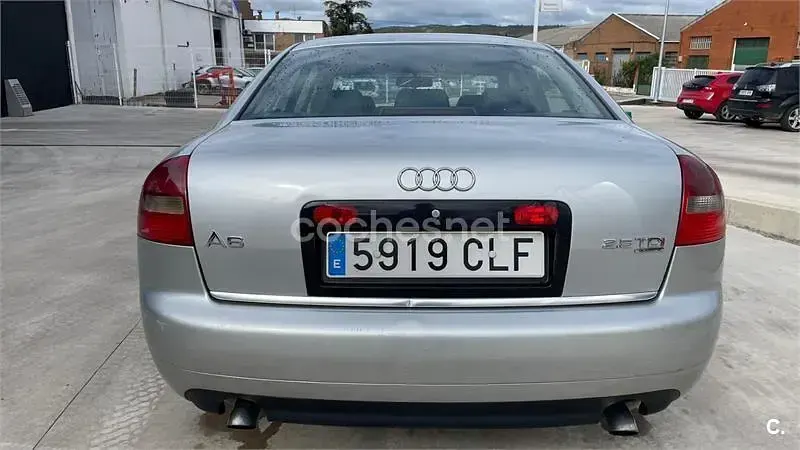 Usado Audi A6 180 CV (132 kW) 2003 Gris / plata Berlina
