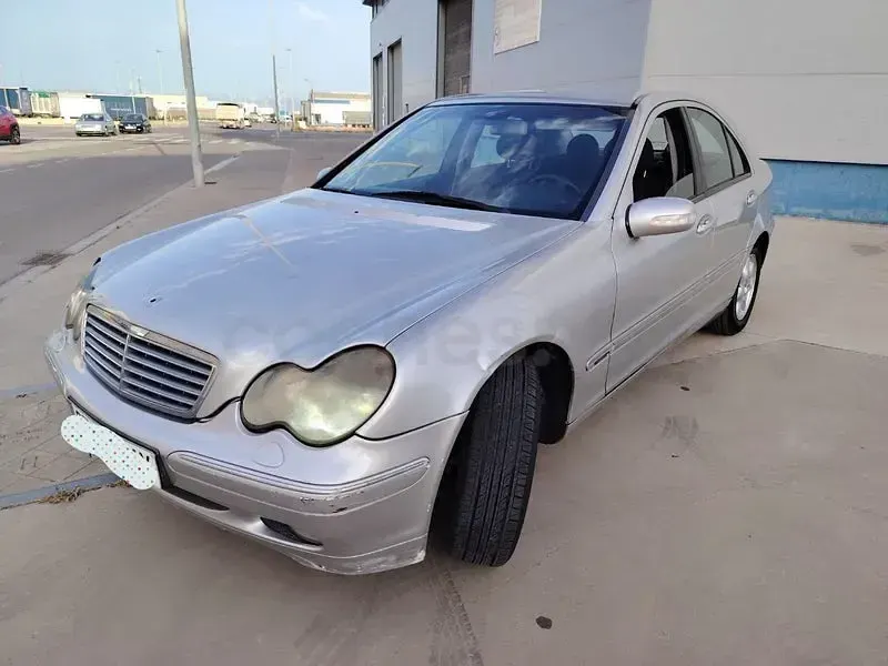 Usado Mercedes C220 Elegance 143 CV (105 kW) 2002 Gris / plata Berlina