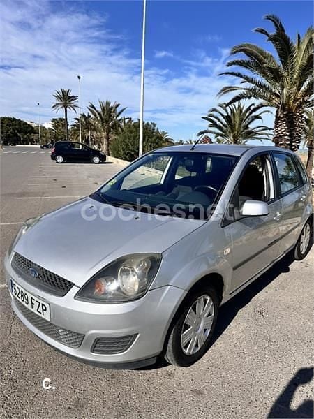 Usado Ford Fiesta Futura 68 CV (50 kW) 2008 Gris / plata Utilitario