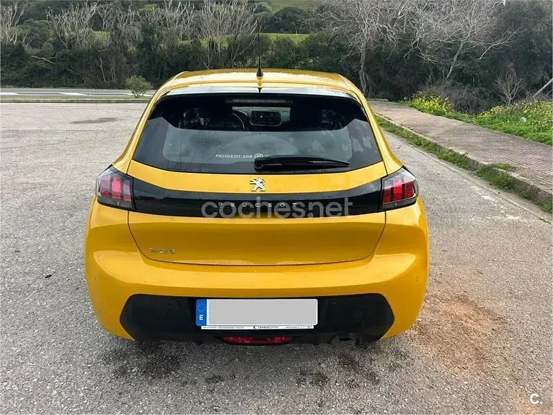 Usado Peugeot 208 Style 75 CV (55 kW) 2021 Amarillo Utilitario
