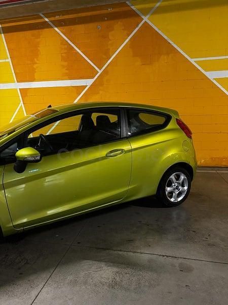 Usado Ford Fiesta Trend 68 CV (50 kW) 2008 Verde Utilitario