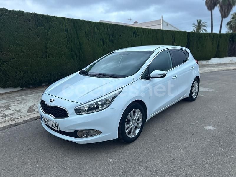 Blanco Usado 2015 Kia Ceed GT Berlina | 8390 € (Precio justo) - Imagen 1/4