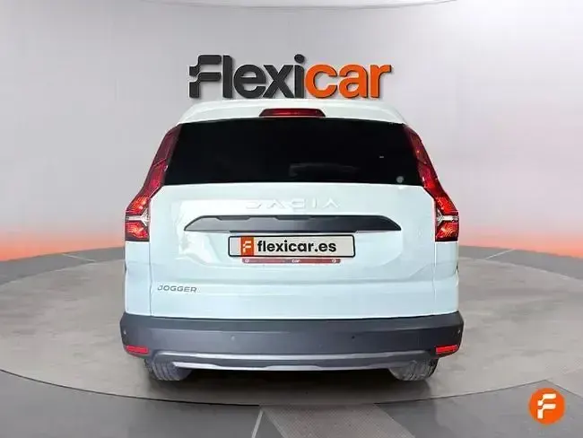 Usado Dacia Jogger Expression 110 CV (80 kW) 2023 Blanco Monovolumen